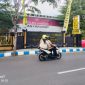 Caption: Warga Saat Melintas di Depan Kantor Polres Sampang (Sumber Foto: Agus Junaidi/Pilar Pos)