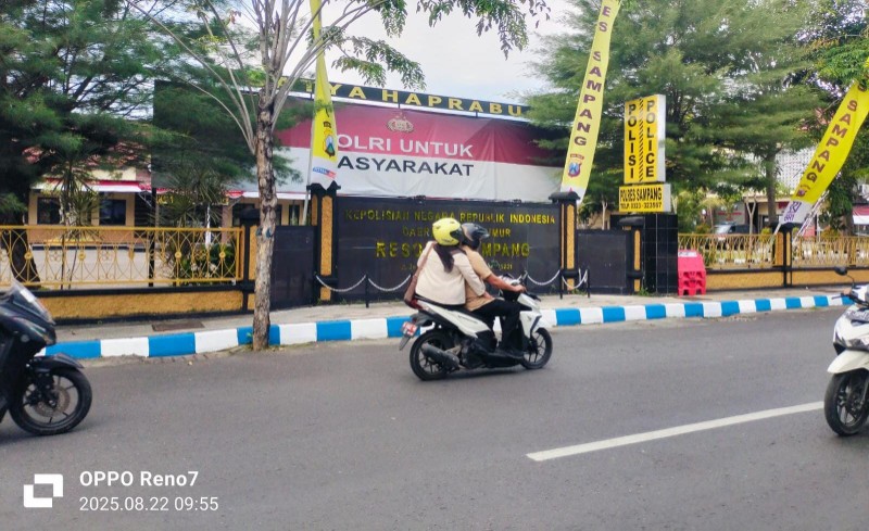 Caption: Warga Saat Melintas di Depan Kantor Polres Sampang (Sumber Foto: Agus Junaidi/Pilar Pos)