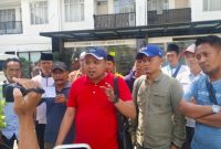 Caption: Ketua LPK Trankonmasi Jatim Faris Reza Malik (Kaos Merah) Didampingi Pukuhan Nelayan Saat Diwawancarai Wartawan Usai Laporan ke Kejati Jatim (Sumber Foto: Agus Junaidi/Pilar Pos)