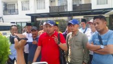 Caption: Ketua LPK Trankonmasi Jatim Faris Reza Malik (Kaos Merah) Didampingi Pukuhan Nelayan Saat Diwawancarai Wartawan Usai Laporan ke Kejati Jatim (Sumber Foto: Agus Junaidi/Pilar Pos)