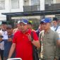 Caption: Ketua LPK Trankonmasi Jatim Faris Reza Malik (Kaos Merah) Didampingi Pukuhan Nelayan Saat Diwawancarai Wartawan Usai Laporan ke Kejati Jatim (Sumber Foto: Agus Junaidi/Pilar Pos)