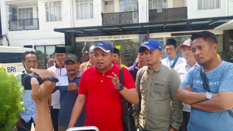 Caption: Ketua LPK Trankonmasi Jatim Faris Reza Malik (Kaos Merah) Didampingi Pukuhan Nelayan Saat Diwawancarai Wartawan Usai Laporan ke Kejati Jatim (Sumber Foto: Agus Junaidi/Pilar Pos)