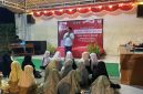 Kepala Desa Dempo Barat dalam sambutannya membuka acara lomba tahfidz tingkat PAUD/RA/SD/MI/MD, di Aula Kantor Balai Desa Dempo Barat Pasean Pamekasan, Selasa 26/08/2025.