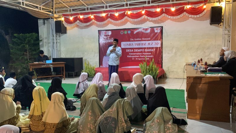 Kepala Desa Dempo Barat dalam sambutannya membuka acara lomba tahfidz tingkat PAUD/RA/SD/MI/MD, di Aula Kantor Balai Desa Dempo Barat Pasean Pamekasan, Selasa 26/08/2025.