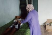 Caption: Salah-satu Siswa Saat Diperiksa di Layanan Kesehatan Terdekat (Sumber Foto: Safii/Pilar Pos)