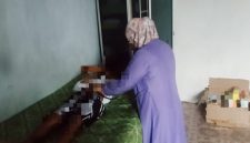 Caption: Salah-satu Siswa Saat Diperiksa di Layanan Kesehatan Terdekat (Sumber Foto: Safii/Pilar Pos)