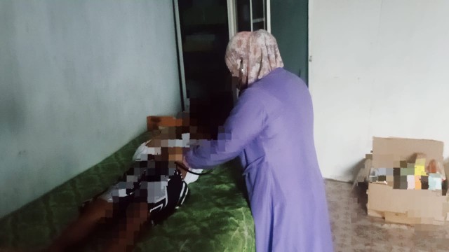 Caption: Salah-satu Siswa Saat Diperiksa di Layanan Kesehatan Terdekat (Sumber Foto: Safii/Pilar Pos)