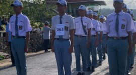 Peserta lomba gerak jalan, saat persiapan di start pemberangkatan di Desa Dempo Barat, Kecamatan Pasean, Kabupaten Pamekasan, Jumat, 29/08/2025