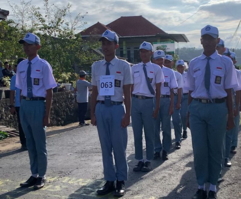 Peserta lomba gerak jalan, saat persiapan di start pemberangkatan di Desa Dempo Barat, Kecamatan Pasean, Kabupaten Pamekasan, Jumat, 29/08/2025