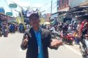Caption
Tampak Panitia karnaval Kecamatan Waru, Mohalli,S.Pd, berpose di depan peserta karnaval katagori umum yang menghiasi peringatan HUT RI ke-80 di Kecamatan Waru, Kabupaten Pamekasan.