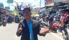 Caption
Tampak Panitia karnaval Kecamatan Waru, Mohalli,S.Pd, berpose di depan peserta karnaval katagori umum yang menghiasi peringatan HUT RI ke-80 di Kecamatan Waru, Kabupaten Pamekasan.