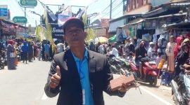Caption
Tampak Panitia karnaval Kecamatan Waru, Mohalli,S.Pd, berpose di depan peserta karnaval katagori umum yang menghiasi peringatan HUT RI ke-80 di Kecamatan Waru, Kabupaten Pamekasan.