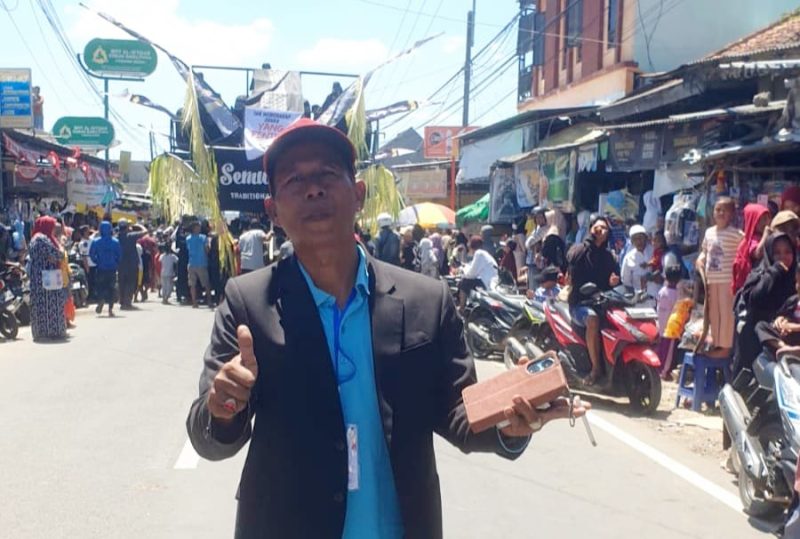 Caption
Tampak Panitia karnaval Kecamatan Waru, Mohalli,S.Pd, berpose di depan peserta karnaval katagori umum yang menghiasi peringatan HUT RI ke-80 di Kecamatan Waru, Kabupaten Pamekasan.