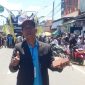 Caption
Tampak Panitia karnaval Kecamatan Waru, Mohalli,S.Pd, berpose di depan peserta karnaval katagori umum yang menghiasi peringatan HUT RI ke-80 di Kecamatan Waru, Kabupaten Pamekasan.