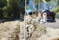 Caption: Kondisi Pekerjaan Pembangunan TPT Pada Proyek Jembatan Penghubung Desa Daleman-Pasarenan Senilai Rp2 Miliar (Sumber Foto: Agus Junaidi/Pilar Pos)