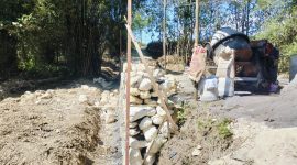 Caption: Kondisi Pekerjaan Pembangunan TPT Pada Proyek Jembatan Penghubung Desa Daleman-Pasarenan Senilai Rp2 Miliar (Sumber Foto: Agus Junaidi/Pilar Pos)
