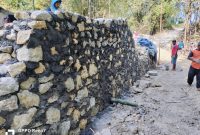 Caption: Aktivitas pekerjaan proyek jembatan penghubung desa Daleman-Pasarenan (Sumber Foto: Agus Junaidi/Pilar Pos)