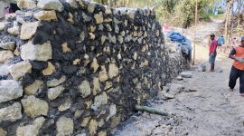 Caption: Aktivitas pekerjaan proyek jembatan penghubung desa Daleman-Pasarenan (Sumber Foto: Agus Junaidi/Pilar Pos)