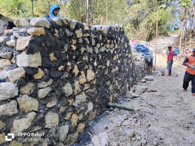 Caption: Aktivitas pekerjaan proyek jembatan penghubung desa Daleman-Pasarenan (Sumber Foto: Agus Junaidi/Pilar Pos)
