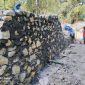 Caption: Aktivitas pekerjaan proyek jembatan penghubung desa Daleman-Pasarenan (Sumber Foto: Agus Junaidi/Pilar Pos)