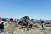 Caption: Pekerjaan Pembangunan Labkesda, Terlihat Salah-Satu Pekerja Memakai Rompi yang Tidak Menggunakan APD Seperti Sepatu dan Helmet (Sumber Foto: Agus Junaidi/Pilar Pos)