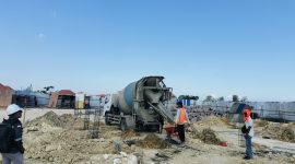 Caption: Pekerjaan Pembangunan Labkesda, Terlihat Salah-Satu Pekerja Memakai Rompi yang Tidak Menggunakan APD Seperti Sepatu dan Helmet (Sumber Foto: Agus Junaidi/Pilar Pos)