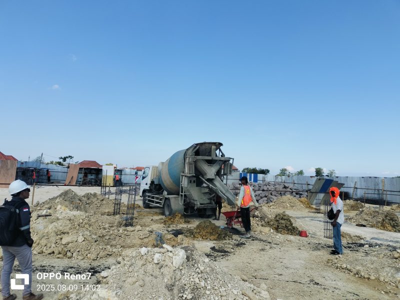 Caption: Pekerjaan Pembangunan Labkesda, Terlihat Salah-Satu Pekerja Memakai Rompi yang Tidak Menggunakan APD Seperti Sepatu dan Helmet (Sumber Foto: Agus Junaidi/Pilar Pos)