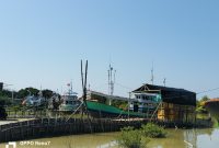 Caption: Perahu Nelayan di Banyuanyar saat Bersandar di Tepi Sungai (Sumber Foto: Agus Junaidi/Pilar Pos)