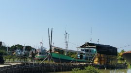 Caption: Perahu Nelayan di Banyuanyar saat Bersandar di Tepi Sungai (Sumber Foto: Agus Junaidi/Pilar Pos)