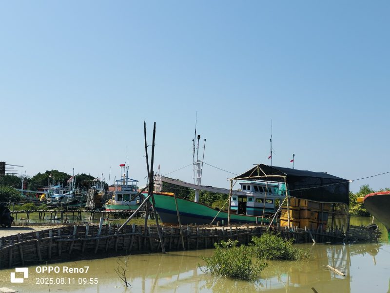 Caption: Perahu Nelayan di Banyuanyar saat Bersandar di Tepi Sungai (Sumber Foto: Agus Junaidi/Pilar Pos)