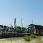 Caption: Perahu Nelayan di Banyuanyar saat Bersandar di Tepi Sungai (Sumber Foto: Agus Junaidi/Pilar Pos)