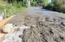 Caption: Kondisi Proyek Jalan Rabat Beton Besi Wiremesh yang Berada di Dasar Bukan di tengah Tebal Beton (Sumber Foto: Agus Junaidi/Pilar Pos)