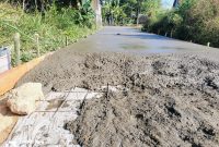 Caption: Kondisi Proyek Jalan Rabat Beton Besi Wiremesh yang Berada di Dasar Bukan di tengah Tebal Beton (Sumber Foto: Agus Junaidi/Pilar Pos)
