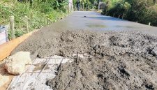 Caption: Kondisi Proyek Jalan Rabat Beton Besi Wiremesh yang Berada di Dasar Bukan di tengah Tebal Beton (Sumber Foto: Agus Junaidi/Pilar Pos)
