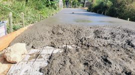Caption: Kondisi Proyek Jalan Rabat Beton Besi Wiremesh yang Berada di Dasar Bukan di tengah Tebal Beton (Sumber Foto: Agus Junaidi/Pilar Pos)