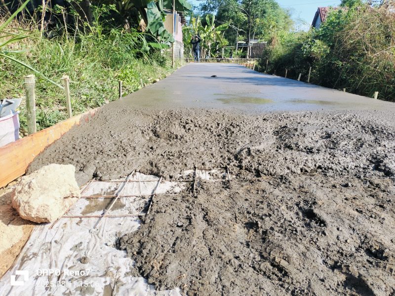 Caption: Kondisi Proyek Jalan Rabat Beton Besi Wiremesh yang Berada di Dasar Bukan di tengah Tebal Beton (Sumber Foto: Agus Junaidi/Pilar Pos)