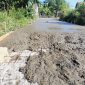 Caption: Kondisi Proyek Jalan Rabat Beton Besi Wiremesh yang Berada di Dasar Bukan di tengah Tebal Beton (Sumber Foto: Agus Junaidi/Pilar Pos)