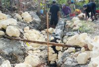 Caption: Kondisi Kualitas Batu dan Bentuk Bangunan pada Pekerjaan Pembangunan Saluran Drainase di Desa Banyukapah, Kecamatan Kedungdung, Kabupaten Sampang (Agus Junaidi/Pilar Pos)