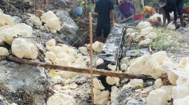 Caption: Kondisi Kualitas Batu dan Bentuk Bangunan pada Pekerjaan Pembangunan Saluran Drainase di Desa Banyukapah, Kecamatan Kedungdung, Kabupaten Sampang (Agus Junaidi/Pilar Pos)