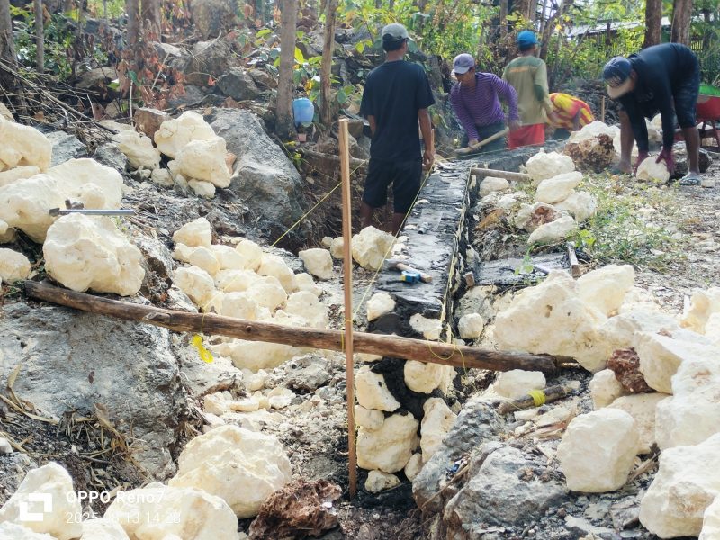 Caption: Kondisi Kualitas Batu dan Bentuk Bangunan pada Pekerjaan Pembangunan Saluran Drainase di Desa Banyukapah, Kecamatan Kedungdung, Kabupaten Sampang (Agus Junaidi/Pilar Pos)