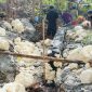 Caption: Kondisi Kualitas Batu dan Bentuk Bangunan pada Pekerjaan Pembangunan Saluran Drainase di Desa Banyukapah, Kecamatan Kedungdung, Kabupaten Sampang (Agus Junaidi/Pilar Pos)
