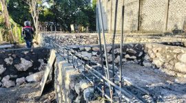 Caption: Salah-satu Proyek Pembangunan Pustu di Sampang Tepatnya di Desa Taddan yang Dikerjakan Oleh CV. Citra Aksi Argo (Sumber Foto: Agus Junaidi/Pilar Pos)
