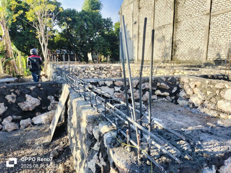 Caption: Salah-satu Proyek Pembangunan Pustu di Sampang Tepatnya di Desa Taddan yang Dikerjakan Oleh CV. Citra Aksi Argo (Sumber Foto: Agus Junaidi/Pilar Pos)