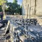 Caption: Salah-satu Proyek Pembangunan Pustu di Sampang Tepatnya di Desa Taddan yang Dikerjakan Oleh CV. Citra Aksi Argo (Sumber Foto: Agus Junaidi/Pilar Pos)