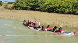 Caption: Dua Regu Sampai Garis Finish Saat Perlombaan Perahu Dayung (Sumber Foto: Agus Junaidi/Pilar Pos)
