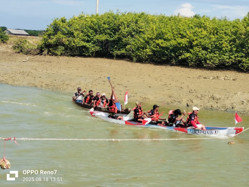 Caption: Dua Regu Sampai Garis Finish Saat Perlombaan Perahu Dayung (Sumber Foto: Agus Junaidi/Pilar Pos)