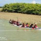 Caption: Dua Regu Sampai Garis Finish Saat Perlombaan Perahu Dayung (Sumber Foto: Agus Junaidi/Pilar Pos)