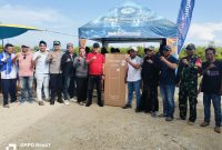 Caption: Rudi Kurniawan, Ketua DPRD Sampang (Kaos Merah) Saat Memberikan Sumbangan Hadiah di Tempat Lomba Pacu Perahu Dayung Kulkas Dua Pintu (Sumber Foto: Agus Junaidi/Pilar Pos)