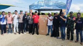 Caption: Rudi Kurniawan, Ketua DPRD Sampang (Kaos Merah) Saat Memberikan Sumbangan Hadiah di Tempat Lomba Pacu Perahu Dayung Kulkas Dua Pintu (Sumber Foto: Agus Junaidi/Pilar Pos)