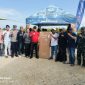 Caption: Rudi Kurniawan, Ketua DPRD Sampang (Kaos Merah) Saat Memberikan Sumbangan Hadiah di Tempat Lomba Pacu Perahu Dayung Kulkas Dua Pintu (Sumber Foto: Agus Junaidi/Pilar Pos)
